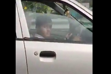 Sốc với clip bé trai 10 tuổi lái ô tô phóng như bay trên đường