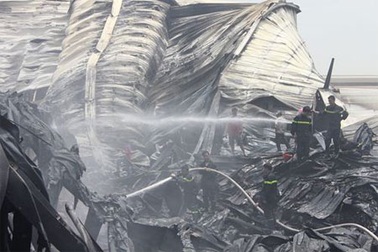 Cận cảnh hàng nghìn m2 nhà xưởng tan hoang sau đám cháy lớn