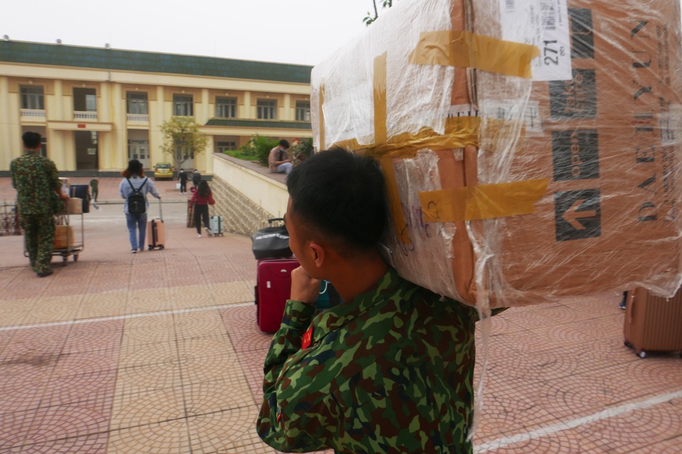 Hết cách ly ở trường quân sự: Người lớn xúc động, trẻ nhỏ ôm chặt bộ đội - 11