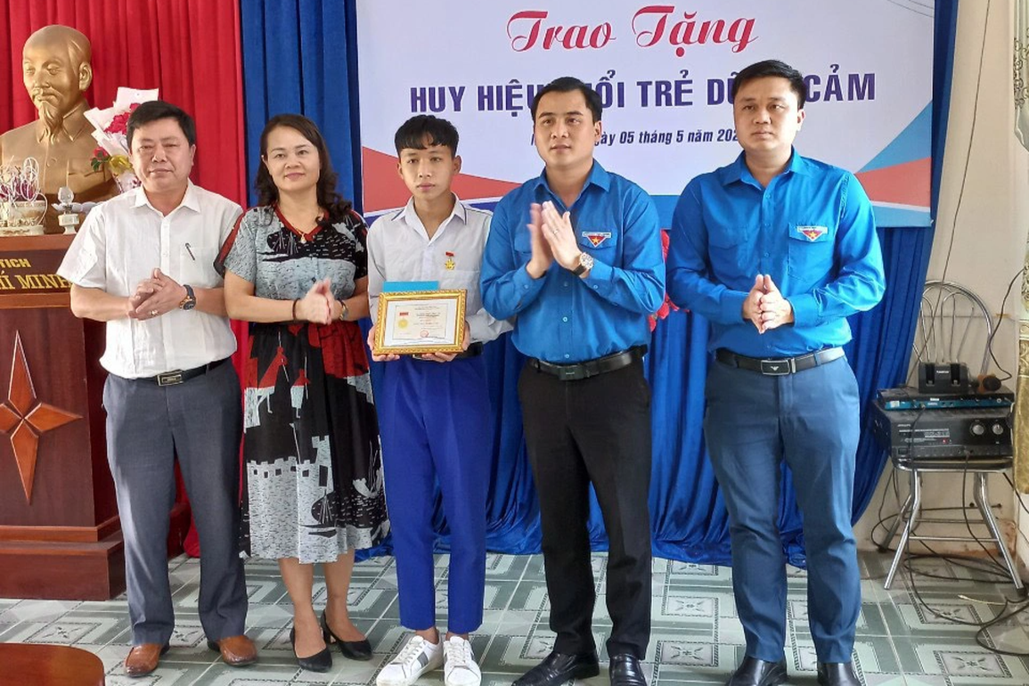 Trao tặng Huy hiệu Tuổi trẻ dũng cảm cho nam sinh cứu sống em nhỏ - 1 Trao tặng Huy hiệu Tuổi trẻ dũng cảm cho nam sinh cứu sống em nhỏ - 1