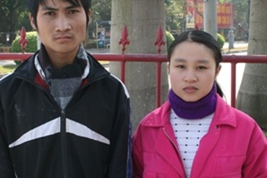 Tiếp tục trao quà cho bé Cao Thanh Lâm