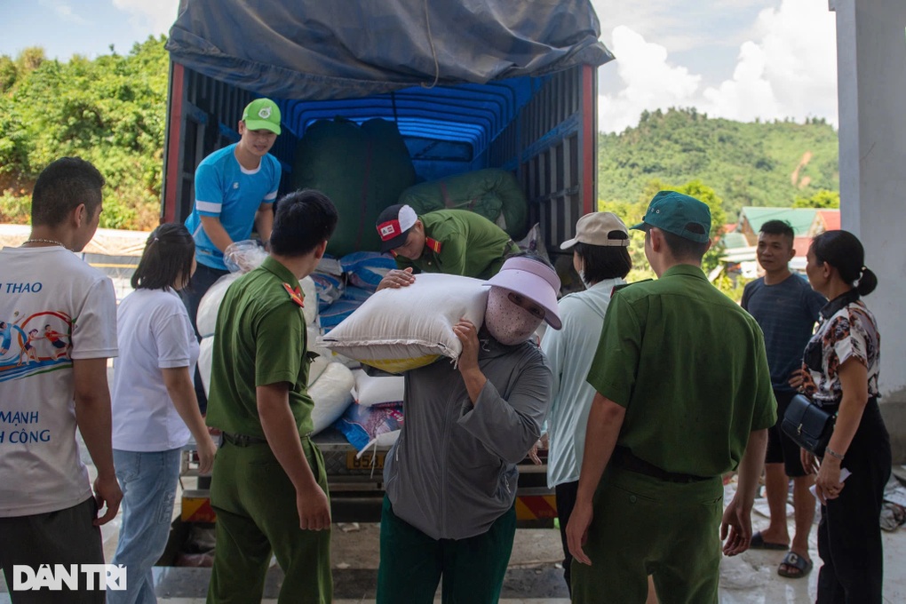 Báo Dân trí kịp thời hỗ trợ người dân Làng Nủ và huyện Bảo Yên - 2 Báo Dân trí kịp thời hỗ trợ người dân Làng Nủ và huyện Bảo Yên - 2