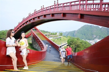 Du lịch Quảng Ninh tiến gần hơn đến “ngôi vương”