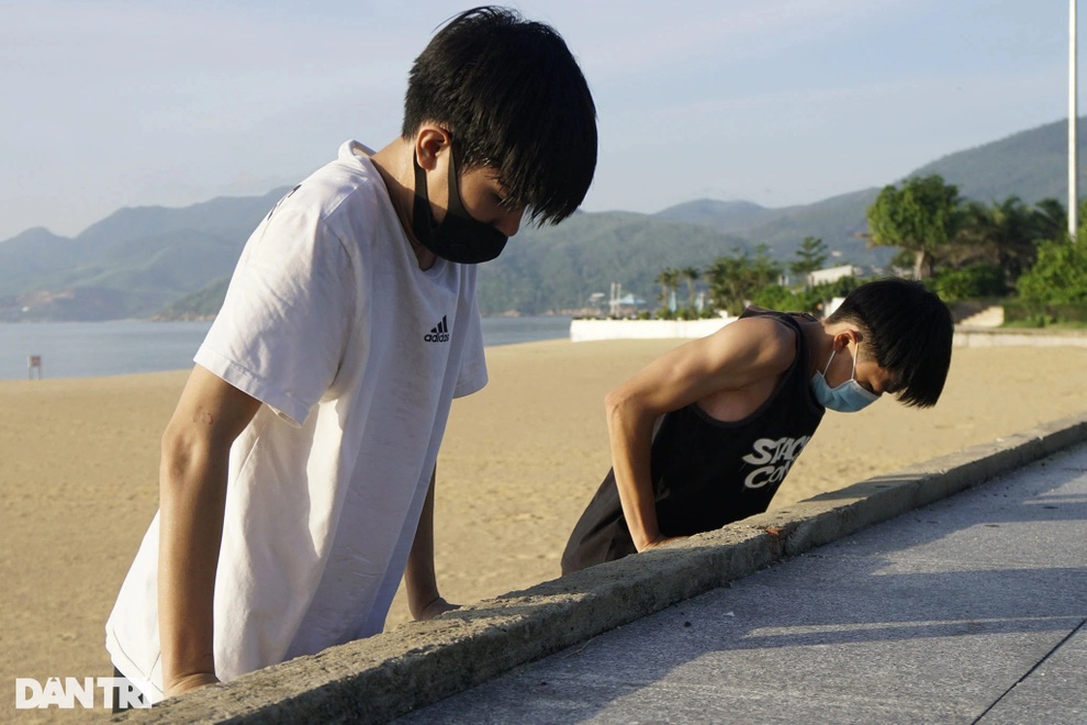 Người dân thoải mái đi bộ, tập thể dục sau nhiều tháng giãn cách - 6 Người dân thoải mái đi bộ, tập thể dục sau nhiều tháng giãn cách - 6
