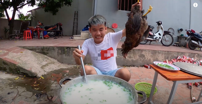 Hưng Vlog bị phạt 7,5 triệu đồng vì đăng clip 'nấu cháo gà nguyên lông' - Ảnh 1.