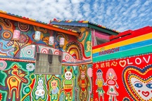 Cụ ông 97 tuổi biến hóa khu nhà cũ kỹ thành “làng cầu vồng”