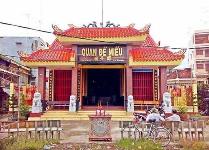 Ly kỳ vùng đất thích đâm lưỡi, uống dầu xôi để cầu may mắn khi xuân sang.