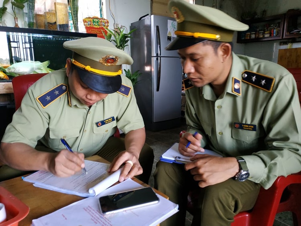 Phát hiện, xử lý 2 cơ sở kinh doanh xăng dầu không phép - 2 Phát hiện, xử lý 2 cơ sở kinh doanh xăng dầu không phép - 2