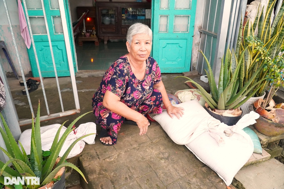 Dân đắp đê trước nhà vì dự án kè trăm tỷ dở dang, trơ sắt thép - 2 Dân đắp đê trước nhà vì dự án kè trăm tỷ dở dang, trơ sắt thép - 2