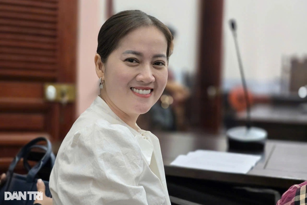 Bà Hồng Loan có mặt ở phiên tòa xử vụ tranh chấp di sản cố nghệ sĩ Vũ Linh - 1 Bà Hồng Loan có mặt ở phiên tòa xử vụ tranh chấp di sản cố nghệ sĩ Vũ Linh - 1
