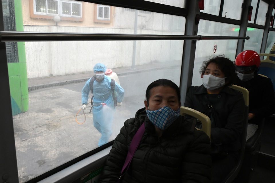 Covid-19 lan rộng, Hà Nội phun khử trùng hàng loạt xe BRT - 7 Covid-19 lan rộng, Hà Nội phun khử trùng hàng loạt xe BRT - 7