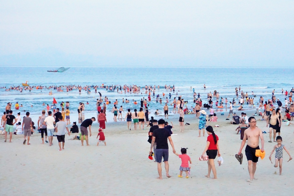 Đà Nẵng: Bãi biển đông người, khu vui chơi lại vắng lặng trong ngày lễ - 1 Đà Nẵng: Bãi biển đông người, khu vui chơi lại vắng lặng trong ngày lễ - 1