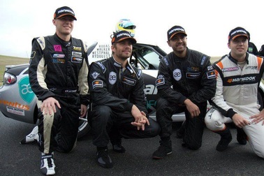 Vừa là diễn viên nổi tiếng vừa giỏi đua xe - Có bao nhiêu người như thế?