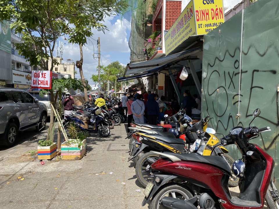 Người đi lễ bị chặt chém phí gửi xe, điểm trông giữ hốt bạc ngày Tết - 10 Người đi lễ bị chặt chém phí gửi xe, điểm trông giữ hốt bạc ngày Tết - 10