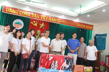 Giáo viên Nhật Bản tặng quà trẻ khuyết tật Việt Nam