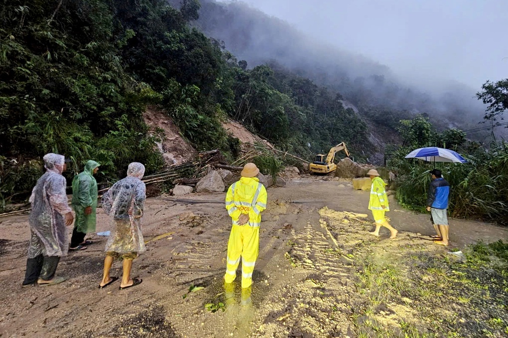 Khẩn cấp cứu 11 người đi trên 5 ô tô bị cô lập ở đèo Khánh Lê - 1