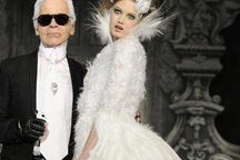Karl Lagerfeld nói về những khách hàng mua 20 bộ váy trong năm phút