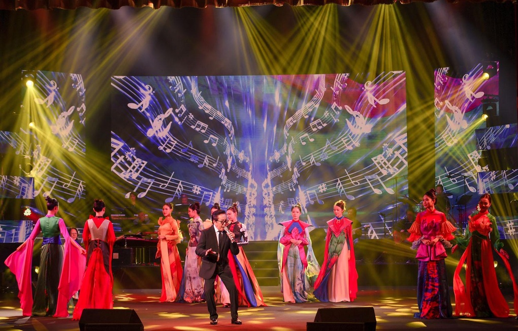 Tuổi U80, Elvis Phương vẫn nhảy máu lửa, vui tính như thanh niên - 4 Tuổi U80, Elvis Phương vẫn nhảy máu lửa, vui tính như thanh niên - 4