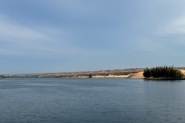 Xe địa hình chở 8 người lao xuống hồ Bàu Trắng, nữ du khách tử vong