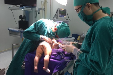 Tạo hình mông thành công cho bé trai khiếm khuyết nhiều bộ phận