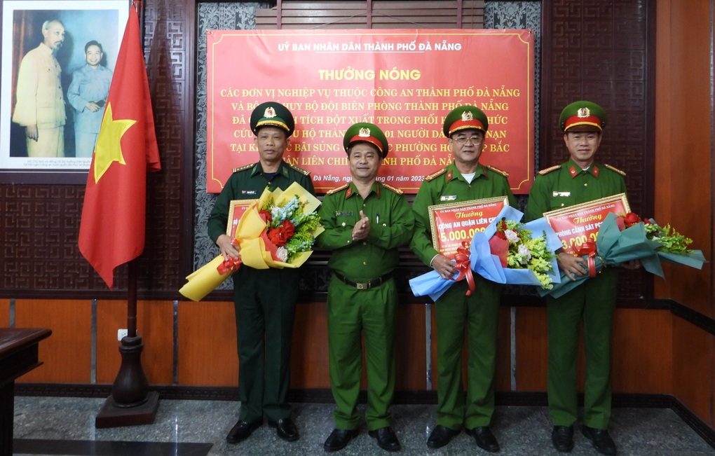 Phượt thủ nhớ tô mì nóng dưới vực sâu, xúc động ôm chầm từng ân nhân - 3 Phượt thủ nhớ tô mì nóng dưới vực sâu, xúc động ôm chầm từng ân nhân - 3