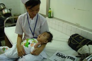 Bé Rơi vẫn đang được nuôi dưỡng tại khoa Nhi