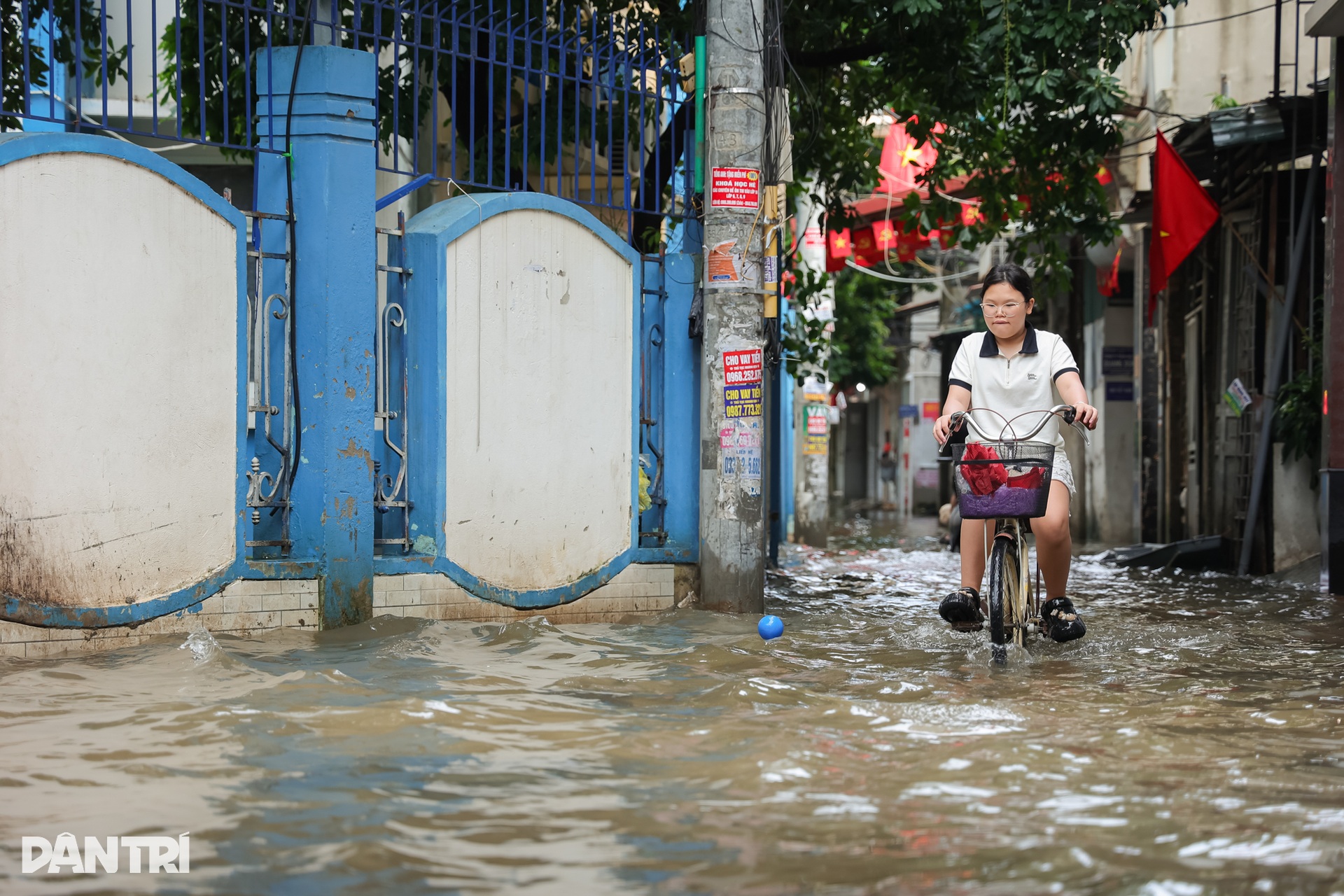 Người Hà Nội chật vật dọn nhà sau ngập, nhiều nơi nước vẫn chưa rút - 11 Người Hà Nội chật vật dọn nhà sau ngập, nhiều nơi nước vẫn chưa rút - 11