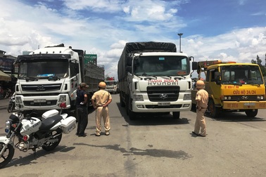 Xử phạt hàng loạt tài xế “dàn hàng” xe giữa đường để... ăn cơm trưa