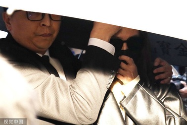 Bạn gái Cao Dĩ Tường lần đầu xuất hiện, đưa thi thể nam tài tử về Đài Loan