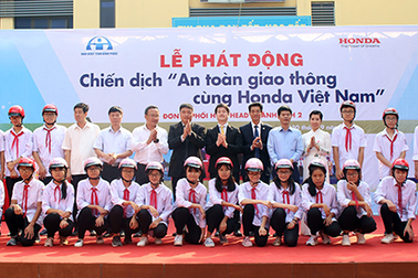 Tặng 1.000 mũ bảo hiểm, tăng cường triển khai giáo dục an toàn giao thông