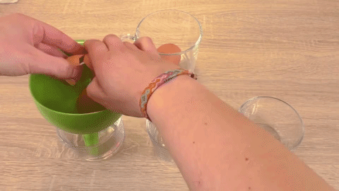Mách bạn những cách tách lòng đỏ trứng nhanh chóng không lo bị vỡ - 3