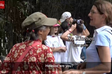 Cụ bà bán nước 74 tuổi biết nói 11 ngoại ngữ khiến khách nước ngoài nể phục