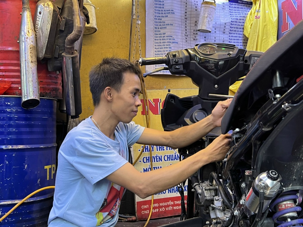 Tiệm sửa xe hoàn lương của chàng trai có tuổi trẻ lầm lỗi - 1 Tiệm sửa xe hoàn lương của chàng trai có tuổi trẻ lầm lỗi - 1