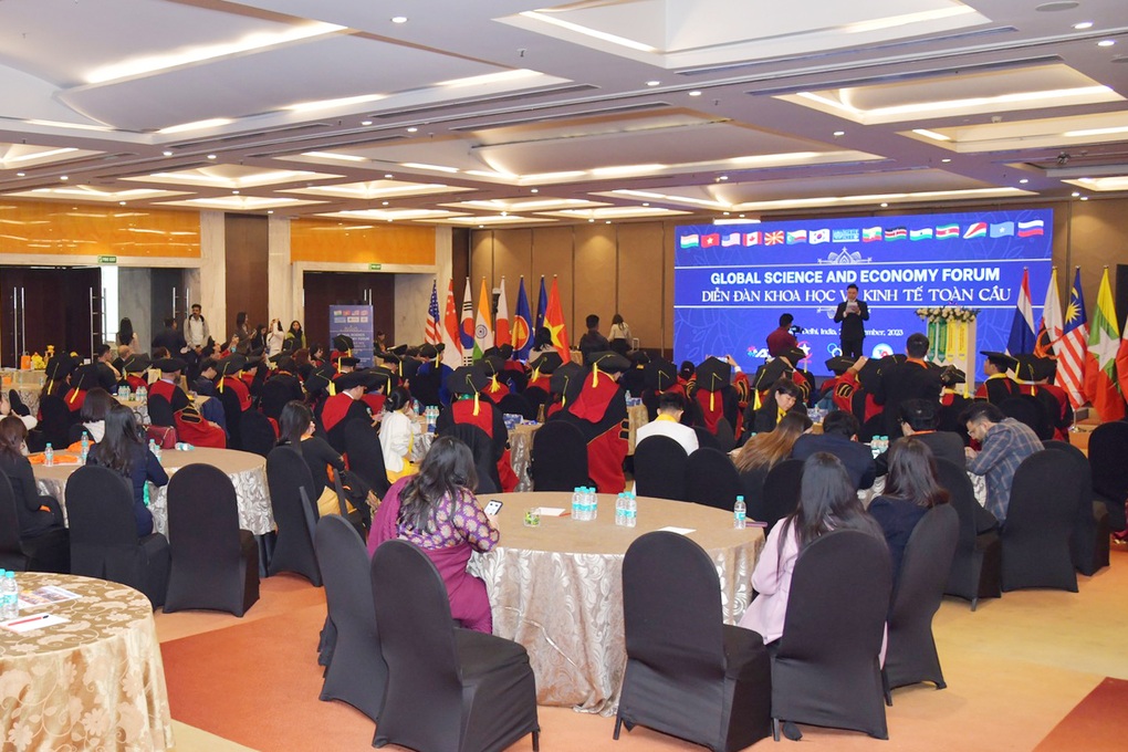 Đại học Apollos trao bằng Tiến sĩ danh dự cho Chủ tịch Meey Group Hoàng Mai Chung - 1 Đại học Apollos trao bằng Tiến sĩ danh dự cho Chủ tịch Meey Group Hoàng Mai Chung - 1