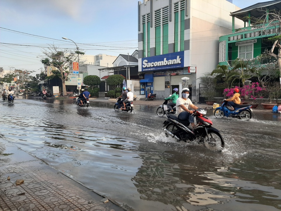 Triều cường “bủa vây” khiến một thị trấn ngập nặng ở Sóc Trăng! - 3 Triều cường “bủa vây” khiến một thị trấn ngập nặng ở Sóc Trăng! - 3