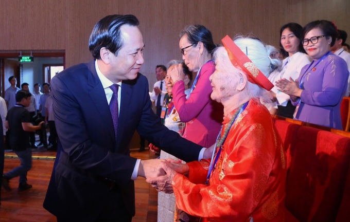 Ủy viên Ban chấp hành Trung ương Đảng, Bộ trưởng Bộ LĐ-TB&XH Đào Ngọc Dung thăm Mẹ Việt Nam anh hùng tham dam dự Hội nghị Biểu dương người có công tiêu biểu toàn quốc năm 2023.