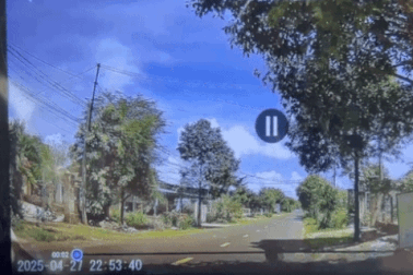 Chạy qua đường đột ngột, bé trai 3 tuổi bị xe máy hất văng