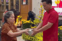 Mẹ 75 tuổi lì xì con trai 2,5 tỷ đồng gây tranh cãi