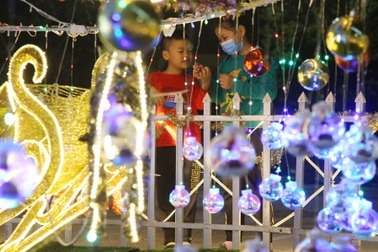 Ngôi làng ở ngoại thành Hà Nội lung linh như xứ sở thần tiên dịp Noel