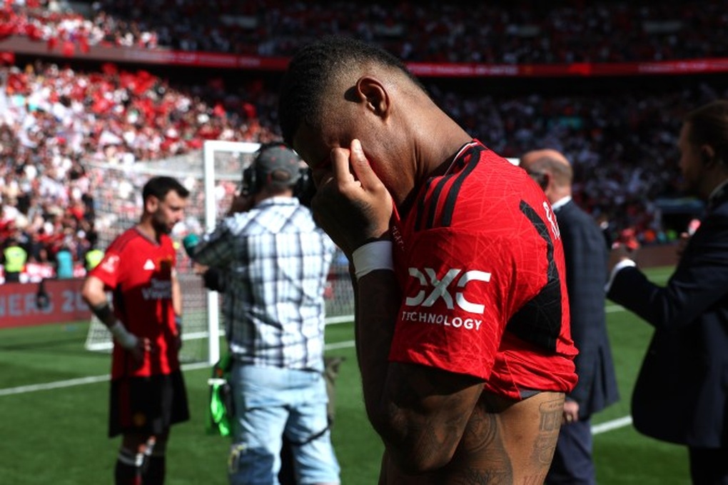Dàn sao Man Utd bế thốc HLV Ten Hag, khóc như mưa vì sung sướng - 2 Dàn sao Man Utd bế thốc HLV Ten Hag, khóc như mưa vì sung sướng - 2
