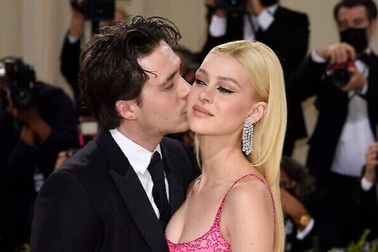 Bùng nổ rạn nứt với bố mẹ, Brooklyn Beckham thấy an toàn khi ở bên nhà vợ