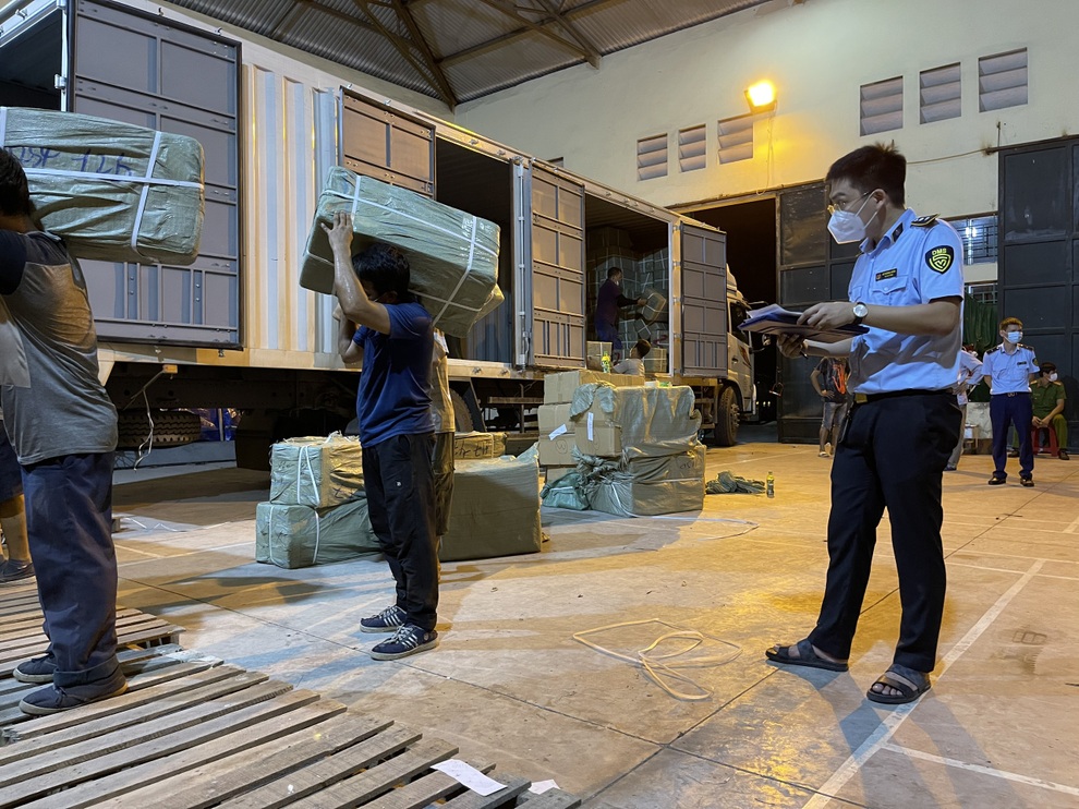 Truy quét kho hàng khủng nghi giả mạo của ông chủ người Trung Quốc - 4 Truy quét kho hàng khủng nghi giả mạo của ông chủ người Trung Quốc - 4