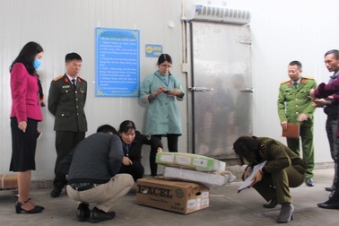 300kg chân gà không nguồn gốc nằm "chờ" tiêu thụ dịp Tết Nguyên đán