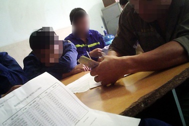 Vụ “bòn” tiền qua tài khoản lương công nhân: Kỷ luật 3 cán bộ