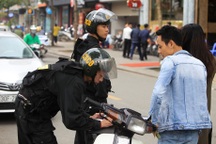 CSCĐ Hà Nội tuần tra ban ngày chống vi phạm giao thông, hình sự