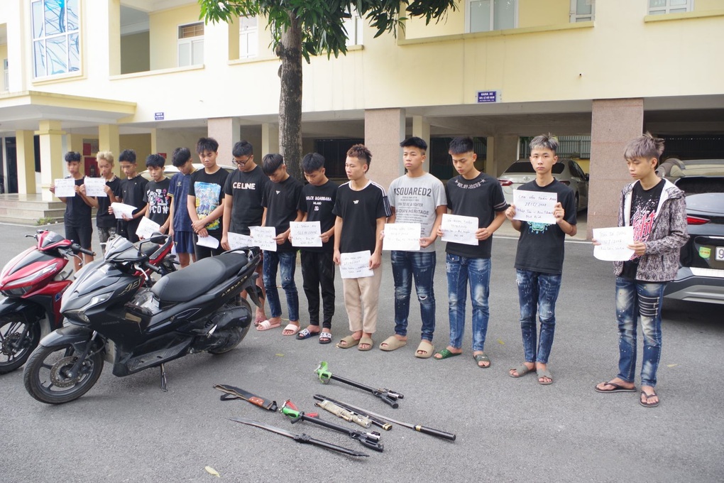 Tạm giữ 11 đối tượng ở Ninh Bình mang hung khí đuổi nhau trên đường - 1 Tạm giữ 11 đối tượng ở Ninh Bình mang hung khí đuổi nhau trên đường