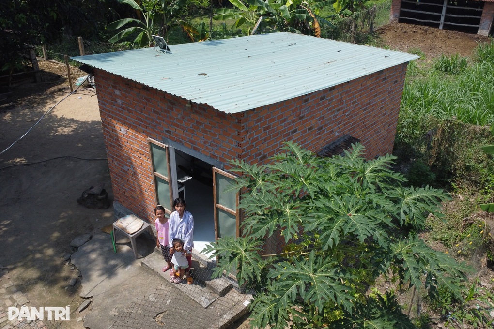 Hơn 180 triệu đồng đến với người mẹ đơn thân bệnh tật vất vả nuôi 2 con nhỏ - 2 Hơn 180 triệu đồng đến với người mẹ đơn thân bệnh tật vất vả nuôi 2 con nhỏ - 2