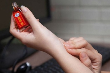 Tác hại đáng sợ khi cho trẻ dùng dầu gió sai cách