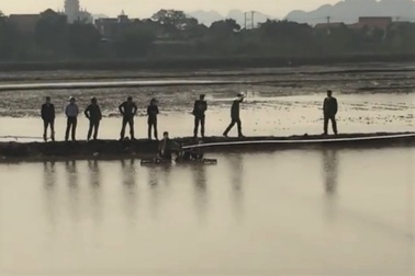 Nam thanh niên bị máy cày đè lên người, tử vong dưới ruộng