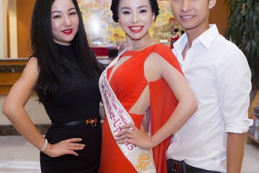 Danh hài Thúy Nga xì tin bên Á hậu Hạ My